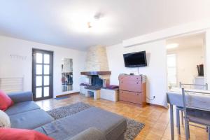 Una sala de estar con un sofá y un televisor. en Charmant T2 au pied des Pyrénées - Argeles Gazost, en Argelès-Gazost