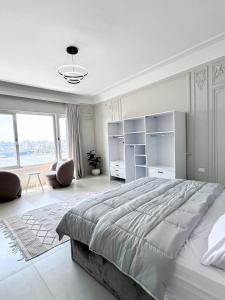 Postel nebo postele na pokoji v ubytování Luxury 5-Star Nile View Apartment - Prime Cairo Location