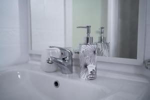 a bathroom sink with a vase sitting on a counter at Appartamento Regina Margherita in Crotone