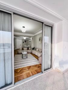 Posezení v ubytování Luxury 5-Star Nile View Apartment - Prime Cairo Location