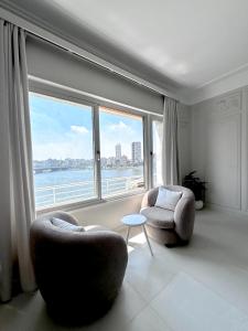 Posezení v ubytování Luxury 5-Star Nile View Apartment - Prime Cairo Location