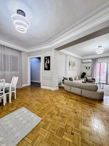 Posezení v ubytování Luxury 5-Star Nile View Apartment - Prime Cairo Location