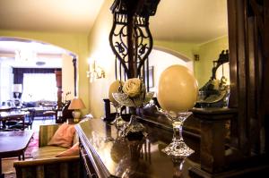 a living room with a table with glasses on it at Hotel Victoria in Schlangenbad