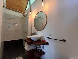 Un baño de Tree House, Cabaña privada con Jacuzzi
