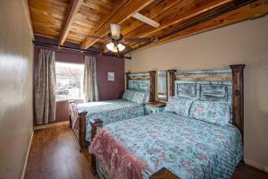 Postel nebo postele na pokoji v ubytování Alpine City Place + 14 fotografií