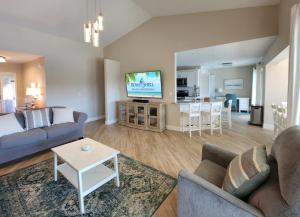 un salon avec un canapé et une table dans l'établissement The Cape Escape, à Cape Coral