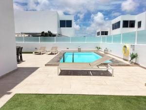 a swimming pool on the roof of a house at LUXURY RUBICON Jacuzzi y Piscina in Playa Blanca