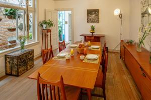 Un comedor con mesa y sillas de madera. en Casa Chapulín-Mexican Eclectic Home in Roma Norte, en Ciudad de México