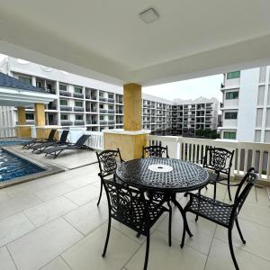 Bazén v ubytování Arcadia Beach Continental 1BR Apt Mid-High Floor Pool View Cozy Vibes nebo v jeho okolí