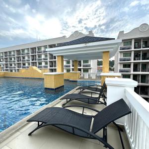 Bazén v ubytování Arcadia Beach Continental 1BR Apt Mid-High Floor Pool View Cozy Vibes nebo v jeho okolí