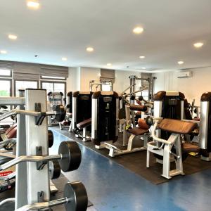 Fitness centrum a/nebo fitness zařízení v ubytování Arcadia Beach Continental 1BR Apt Mid-High Floor Pool View Cozy Vibes
