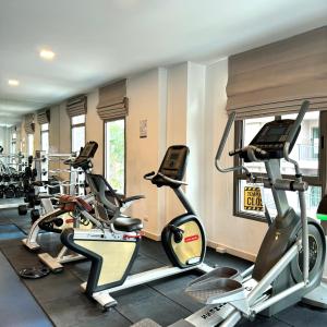 Fitness centrum a/nebo fitness zařízení v ubytování Arcadia Beach Continental 1BR Apt Mid-High Floor Pool View Cozy Vibes