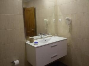 un bagno con lavandino e specchio di Travelers by Rio NaturAL a Vila Nova de Milfontes