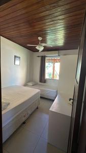 ein kleines Schlafzimmer mit zwei Betten und einem Fenster in der Unterkunft Experiência surreal em Àguas de Olivença, Ilhéus BA in Olivença