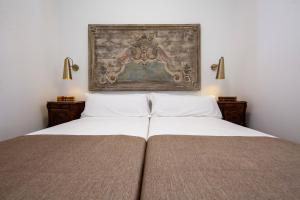 a bedroom with two beds and a painting on the wall at Pries Homes - Center Beach in Málaga