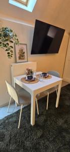 Μια τηλεόραση ή/και κέντρο ψυχαγωγίας στο Appartment Mutterstadt Oase - MIS