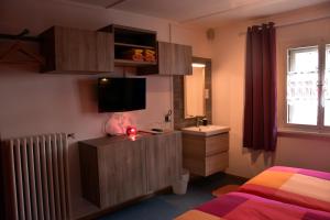 Sjónvarps- og/eða afþreyingartæki á Adventure Hostel