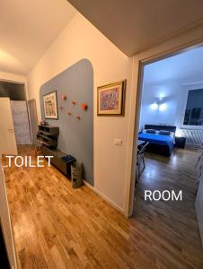 un soggiorno con una porta aperta su una stanza di Botanique Rooms a Bologna