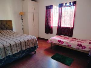 En eller flere senge i et værelse på Guemes270