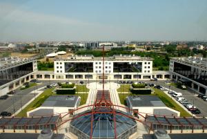 an overhead view of a building with a parking lot at Grand Hotel Duca Di Mantova in Sesto San Giovanni