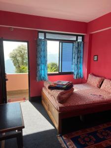 ein Schlafzimmer mit einem Bett mit roten Wänden und Fenstern in der Unterkunft Hangkhim Homestay in Ravangla