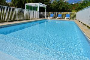 Sur la route des épices - Location villas avec piscine et jacuzzi内部或周边的泳池