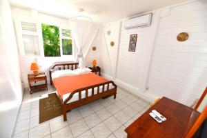 Sur la route des épices - Location villas avec piscine et jacuzzi客房内的一张或多张床位