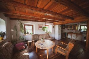 a living room with a table and a kitchen at Sokołowiec 31 in Sędziszowa