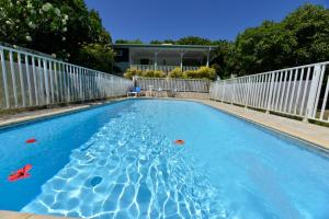 Sur la route des épices - Location villas avec piscine et jacuzzi内部或周边的泳池