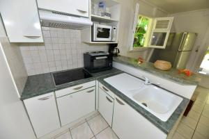 Sur la route des épices - Location villas avec piscine et jacuzzi的厨房或小厨房