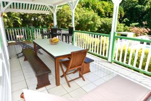 Sur la route des épices - Location villas avec piscine et jacuzzi的阳台或露台
