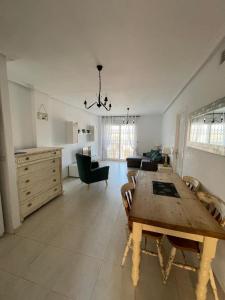 Posezení v ubytování Ground floor apartment with 3 pools