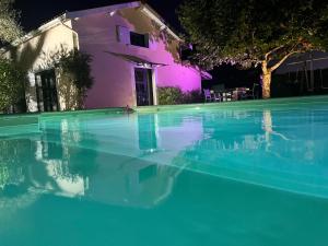 Kolam renang di atau dekat dengan L Escale Girondine avec son spa, son sauna et sa piscine privative