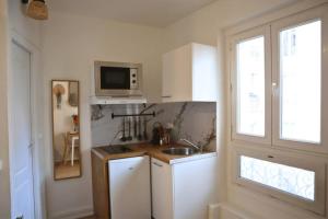 Køkken eller tekøkken på Charmant Appartement à Paris 2P