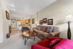 un soggiorno con un divano e un tavolo di Greens at Copper 316 a Copper Mountain