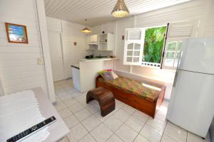 Sur la route des épices - Location villas avec piscine et jacuzzi的厨房或小厨房