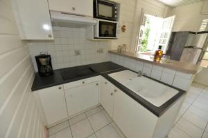 Sur la route des épices - Location villas avec piscine et jacuzzi的厨房或小厨房