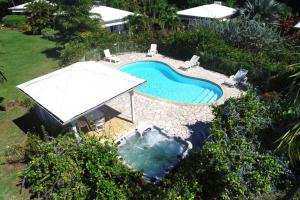 Sur la route des épices - Location villas avec piscine et jacuzzi内部或周边的泳池