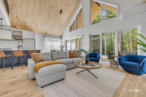 ein Wohnzimmer mit Sofa und Tisch in der Unterkunft Le Milos - Escapade paisible - Animaux bienvenus in Sainte-Catherine