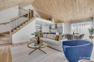 ein Wohnzimmer mit Sofa und Tisch in der Unterkunft Le Milos - Escapade paisible - Animaux bienvenus in Sainte-Catherine