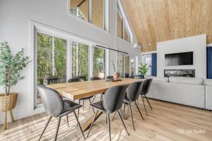 ein Esszimmer mit einem Holztisch und Stühlen in der Unterkunft Le Milos - Escapade paisible - Animaux bienvenus in Sainte-Catherine