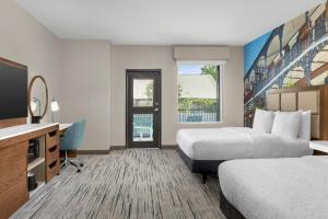 ein Hotelzimmer mit zwei Betten und einem Schreibtisch in der Unterkunft Hampton Inn New Orleans French Quarter Market Area in New Orleans
