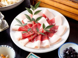 einen Teller geschnittener Früchte auf einem Tisch in der Unterkunft Dorogawa Onsen Ryokan Kuboji - Vacation STAY 87131v in Tenkawa