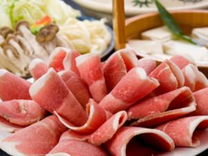 ein Teller Fleisch und Gemüse auf dem Tisch in der Unterkunft Dorogawa Onsen Ryokan Kuboji - Vacation STAY 87129v in Tenkawa + 15 Fotos