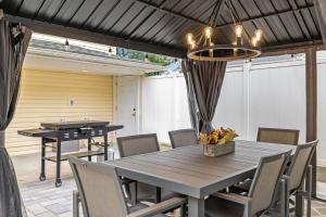 a dining room with a table and chairs at Imperial Porch Haven Cozy Fire Pit Fenced Yard in Imperial