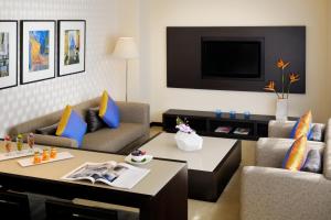 TV a/nebo společenská místnost v ubytování Hues Boutique Hotel