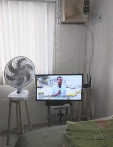 TV a/nebo společenská místnost v ubytování Casa verde 100m da Lagoa