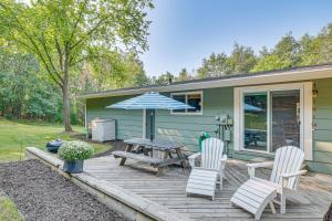 Κήπος έξω από το Four-Season Home on Scenic Bluff Country Acreage!