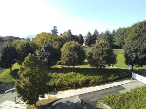 an overhead view of a park with trees and a parking lot at Stanza ai Colli in Ponteranica