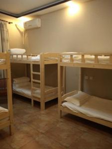 Postel nebo postele na pokoji v ubytování Huashan International Youth Hostel